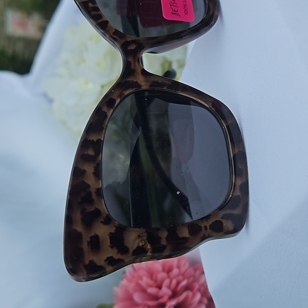 NWT BETSEY JOHNSON BUTTERFLY SHAPE SUNGLASSES - Picture 2 of 3